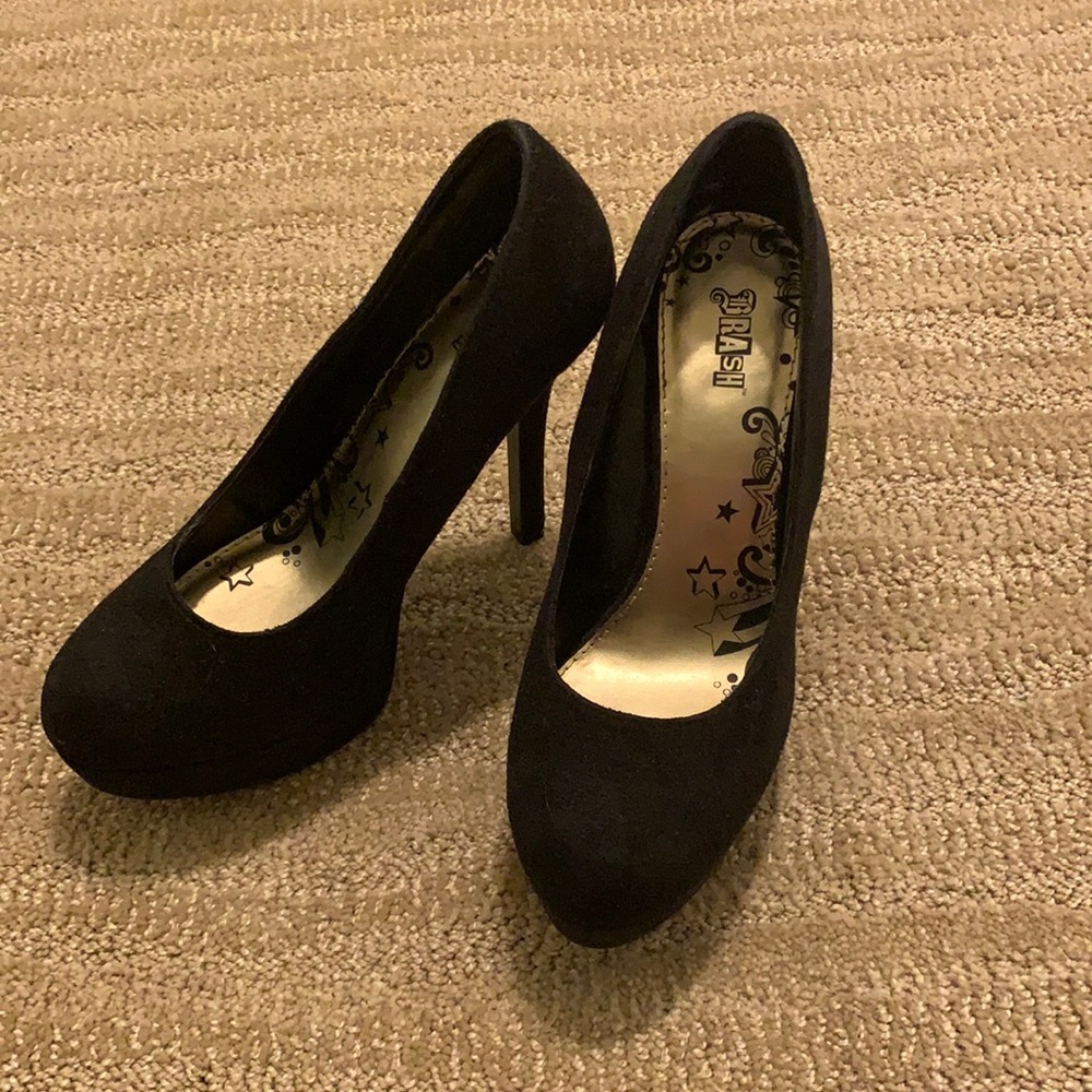 Black pumps